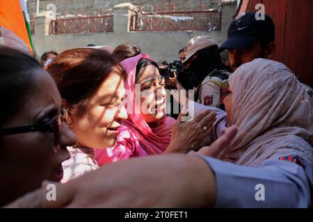 Srinagar, Indien. Oktober 2023. 6. Oktober 2023, Srinagar Kashmir, Indien: Die indische Polizei versucht, Mitglieder des Jammu und des Pradesh Congress Committee (JKPCC) während eines Protestes in Srinagar zu stoppen. Die Kaschmir-Einheit des Indischen Nationalkongresses protestierte gegen die regierende Bharatiya Janata-Partei, weil sie ein Bild des führenden Kongressführers Rahul Gandhi als Ravana veröffentlicht hatte, ein Dämon nach der hinduistischen Mythologie. Am 6. Oktober 2023 in Srinagar Kaschmir, Indien. (Foto Von Firdous Nazir/Eyepix Group) Credit: Eyepix Group/Alamy Live News Stockfoto