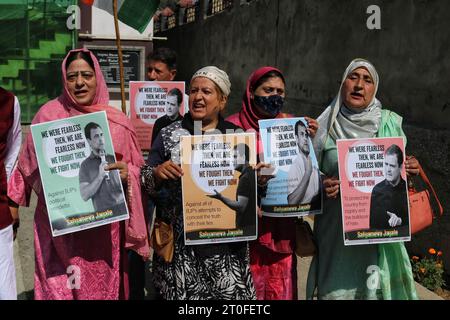 Srinagar, Indien. Oktober 2023. 6. Oktober 2023, Srinagar Kashmir, Indien: Mitglieder des Jammu und des Kashmir Pradesh Congress Committee (JKPCC) halten Plakate während eines Protestes in Srinagar. Die Kaschmir-Einheit des Indischen Nationalkongresses protestierte gegen die regierende Bharatiya Janata-Partei, weil sie ein Bild des führenden Kongressführers Rahul Gandhi als Ravana veröffentlicht hatte, ein Dämon nach der hinduistischen Mythologie. Am 6. Oktober 2023 in Srinagar Kaschmir, Indien. (Foto Von Firdous Nazir/Eyepix Group) Credit: Eyepix Group/Alamy Live News Stockfoto