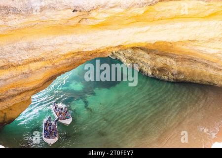 Algarve, Portugal - 14.09.2023: Höhle Benagil in der Algarve von oben nach unten. Touristen in Touren Booten genießen die Aussicht. Lagos, Carvoeiro, Algarve, Portugal Stockfoto