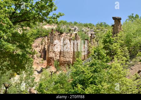 Wunderschöne Felsformation - Teufelsstadt (Djavolja Varoš) in Serbien, Europa. Er wurde für die Kampagne der New Seven Wonders of Nature nominiert. Stockfoto