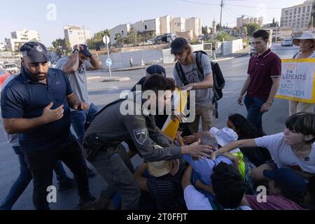 Protest gegen Israels Vertreibungspolitik in Jerusalem die israelische Polizei verhaftete während der wöchentlichen Demonstration gegen die Besatzung und die Vertreibung von Familien im Viertel Scheich Jarrah unter dem Vorwand, die palästinensische Flagge zu hissen. Es ist bemerkenswert, dass die israelische Polizei fünf Wochen lang das Hissen der palästinensischen Flagge verhindert und jeden, der die palästinensische Flagge trägt, angreift und festnimmt. In Jerusalem am 6. Oktober 2023. Foto: faiz abu rmeleh Copyright: Xfaizxabuxrmelehx 0G6A7665 copy 10 Credit: Imago/Alamy Live News Stockfoto