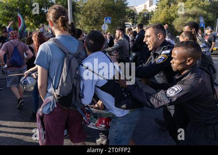 Protest gegen Israels Vertreibungspolitik in Jerusalem die israelische Polizei verhaftete während der wöchentlichen Demonstration gegen die Besatzung und die Vertreibung von Familien im Viertel Scheich Jarrah unter dem Vorwand, die palästinensische Flagge zu hissen. Es ist bemerkenswert, dass die israelische Polizei fünf Wochen lang das Hissen der palästinensischen Flagge verhindert und jeden, der die palästinensische Flagge trägt, angreift und festnimmt. In Jerusalem am 6. Oktober 2023. Foto: faiz abu rmeleh Copyright: Xfaizxabuxrmelehx 0G6A7665 Copy 11 Credit: Imago/Alamy Live News Stockfoto