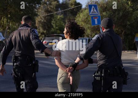 Protest gegen Israels Vertreibungspolitik in Jerusalem die israelische Polizei verhaftete während der wöchentlichen Demonstration gegen die Besatzung und die Vertreibung von Familien im Viertel Scheich Jarrah unter dem Vorwand, die palästinensische Flagge zu hissen. Es ist bemerkenswert, dass die israelische Polizei fünf Wochen lang das Hissen der palästinensischen Flagge verhindert und jeden, der die palästinensische Flagge trägt, angreift und festnimmt. In Jerusalem am 6. Oktober 2023. Foto: faiz abu rmeleh Copyright: Xfaizxabuxrmelehx 0G6A7665 Copy 13 Credit: Imago/Alamy Live News Stockfoto