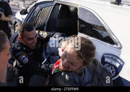 Protest gegen Israels Vertreibungspolitik in Jerusalem die israelische Polizei verhaftete während der wöchentlichen Demonstration gegen die Besatzung und die Vertreibung von Familien im Viertel Scheich Jarrah unter dem Vorwand, die palästinensische Flagge zu hissen. Es ist bemerkenswert, dass die israelische Polizei fünf Wochen lang das Hissen der palästinensischen Flagge verhindert und jeden, der die palästinensische Flagge trägt, angreift und festnimmt. In Jerusalem am 6. Oktober 2023. Foto: faiz abu rmeleh Copyright: Xfaizxabuxrmelehx 0G6A7665 Copy 22 Credit: Imago/Alamy Live News Stockfoto