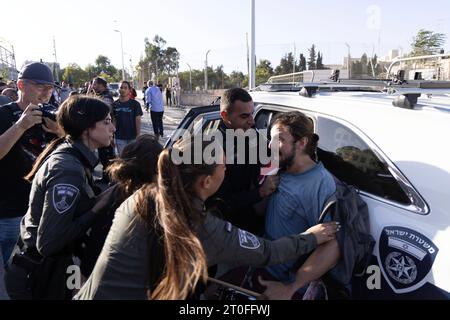 Protest gegen Israels Vertreibungspolitik in Jerusalem die israelische Polizei verhaftete während der wöchentlichen Demonstration gegen die Besatzung und die Vertreibung von Familien im Viertel Scheich Jarrah unter dem Vorwand, die palästinensische Flagge zu hissen. Es ist bemerkenswert, dass die israelische Polizei fünf Wochen lang das Hissen der palästinensischen Flagge verhindert und jeden, der die palästinensische Flagge trägt, angreift und festnimmt. In Jerusalem am 6. Oktober 2023. Foto: faiz abu rmeleh Copyright: Xfaizxabuxrmelehx 0G6A7665 Copy 24 Credit: Imago/Alamy Live News Stockfoto