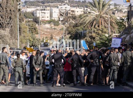 Protest gegen Israels Vertreibungspolitik in Jerusalem die israelische Polizei verhaftete während der wöchentlichen Demonstration gegen die Besatzung und die Vertreibung von Familien im Viertel Scheich Jarrah unter dem Vorwand, die palästinensische Flagge zu hissen. Es ist bemerkenswert, dass die israelische Polizei fünf Wochen lang das Hissen der palästinensischen Flagge verhindert und jeden, der die palästinensische Flagge trägt, angreift und festnimmt. In Jerusalem am 6. Oktober 2023. Foto: faiz abu rmeleh Copyright: Xfaizxabuxrmelehx 0G6A7665 Kopie 19 Credit: Imago/Alamy Live News Stockfoto