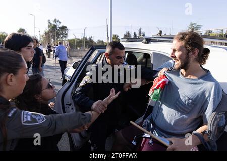 Protest gegen Israels Vertreibungspolitik in Jerusalem die israelische Polizei verhaftete während der wöchentlichen Demonstration gegen die Besatzung und die Vertreibung von Familien im Viertel Scheich Jarrah unter dem Vorwand, die palästinensische Flagge zu hissen. Es ist bemerkenswert, dass die israelische Polizei fünf Wochen lang das Hissen der palästinensischen Flagge verhindert und jeden, der die palästinensische Flagge trägt, angreift und festnimmt. In Jerusalem am 6. Oktober 2023. Foto: faiz abu rmeleh Copyright: Xfaizxabuxrmelehx 0G6A7665 Copy 27 Credit: Imago/Alamy Live News Stockfoto