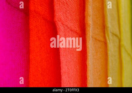 Verschiedene Farben von Wollstrick aus der Schulter auf dem Markt für Mode Hausmacher. Selektiver Fokus Stockfoto