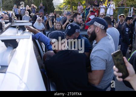 Protest gegen Israels Vertreibungspolitik in Jerusalem die israelische Polizei verhaftete während der wöchentlichen Demonstration gegen die Besatzung und die Vertreibung von Familien im Viertel Scheich Jarrah unter dem Vorwand, die palästinensische Flagge zu hissen. Es ist bemerkenswert, dass die israelische Polizei fünf Wochen lang das Hissen der palästinensischen Flagge verhindert und jeden, der die palästinensische Flagge trägt, angreift und festnimmt. In Jerusalem am 6. Oktober 2023. Foto: faiz abu rmeleh Copyright: Xfaizxabuxrmelehx 0G6A7665 Copy 3 Credit: Imago/Alamy Live News Stockfoto