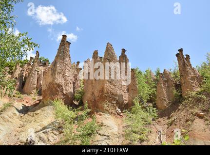 Wunderschöne Felsformation - Teufelsstadt (Djavolja Varoš) in Serbien, Europa. Er wurde für die Kampagne der New Seven Wonders of Nature nominiert. Stockfoto