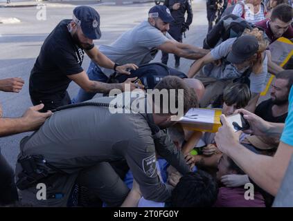 Protest gegen Israels Vertreibungspolitik in Jerusalem die israelische Polizei verhaftete während der wöchentlichen Demonstration gegen die Besatzung und die Vertreibung von Familien im Viertel Scheich Jarrah unter dem Vorwand, die palästinensische Flagge zu hissen. Es ist bemerkenswert, dass die israelische Polizei fünf Wochen lang das Hissen der palästinensischen Flagge verhindert und jeden, der die palästinensische Flagge trägt, angreift und festnimmt. In Jerusalem am 6. Oktober 2023. Foto: faiz abu rmeleh Copyright: Xfaizxabuxrmelehx 0G6A7665 Copy 6 Credit: Imago/Alamy Live News Stockfoto