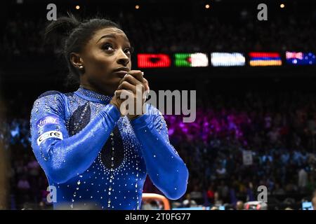 Antwerpen, Belgien. Oktober 2023. US Simone Biles reagiert beim Einzelfinale der Frauen bei der Weltmeisterschaft im Kunstturnen am Freitag, den 6. Oktober 2023 in Antwerpen. Die Welten finden vom 30. September bis zum 8. Oktober in Antwerpen statt. BELGA FOTO DIRK WAEM Credit: Belga News Agency/Alamy Live News Stockfoto