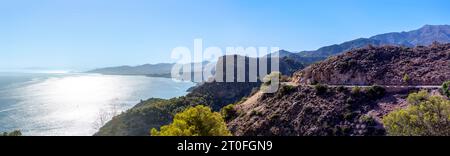 Mediterrane Küstenlandschaft von Cerro Gordo. La Herradura, Andulasien, Südspanien Stockfoto