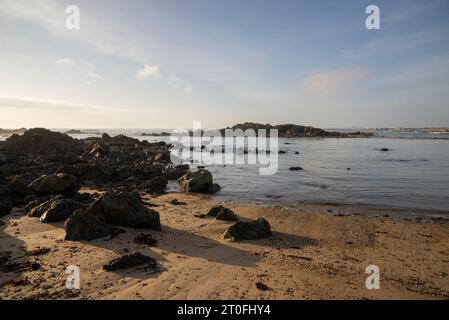 Wunderschöne Küste mit Sandstränden in der Nähe von Rhosneigr an der Westküste von Anglesey, Nordwales. Stockfoto