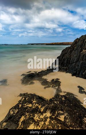 Fuerteventura, Kanarische Inseln Playa de los Ojos, Sandstrand mit schwarzem Felsen Vulkanstein, Blauer Himmel mit Wolken Fuerteventura, Kanarische Inseln Fuerteventura Spanien *** Fuerteventura, Kanarische Inseln Playa de los Ojos, Sandstrand mit schwarzem Felsen vulkanischem Stein, blauer Himmel mit Wolken Fuerteventura, Kanarische Inseln Fuerteventura Spanien Copyright: XSPORTS/Hahnex Credit: XBEAUTIFULxSPORTS: Imago/Alamy Live News Stockfoto