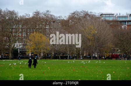 Leute laufen im hyde Park. Menschen, die im Freien aktiv sind. Gesunder Lebensstil Stockfoto
