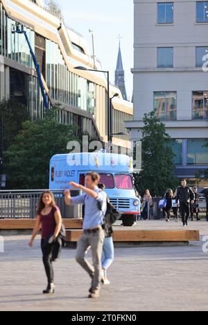 Ungewöhnlich warmes Wetter in London, hier am Granary Square, wo die Menschen sich in der Sonne entspannen, im Kings Cross im Norden Londons, Großbritannien Stockfoto