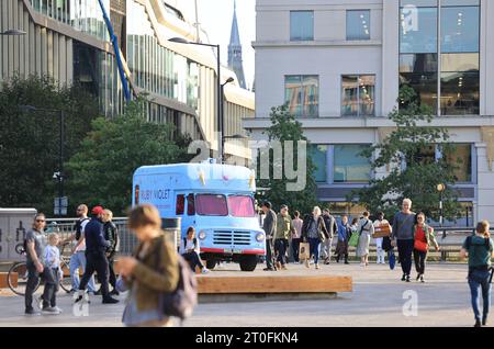 Ungewöhnlich warmes Wetter in London, hier am Granary Square, wo die Menschen sich in der Sonne entspannen, im Kings Cross im Norden Londons, Großbritannien Stockfoto