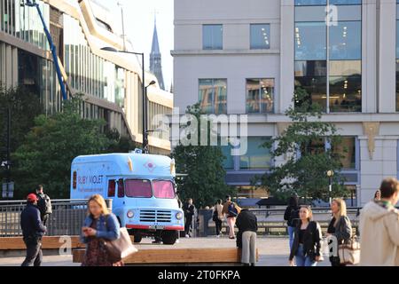 Ungewöhnlich warmes Wetter in London, hier am Granary Square, wo die Menschen sich in der Sonne entspannen, im Kings Cross im Norden Londons, Großbritannien Stockfoto