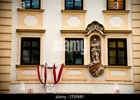 Nische mit der Statue des Heiligen Peter, die einen Schlüssel zum Himmelreich auf dem Petersplatz in Wien hält. Stockfoto