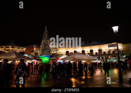 Weihnachtsbaum und Gluhwein im Prater Vergnügungspark in Wien, Österreich. Stockfoto