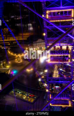 Weihnachtsbaum und Blick von der Gondel auf dem Riesenrad im Prater-Vergnügungspark in Wien, Österreich. Stockfoto