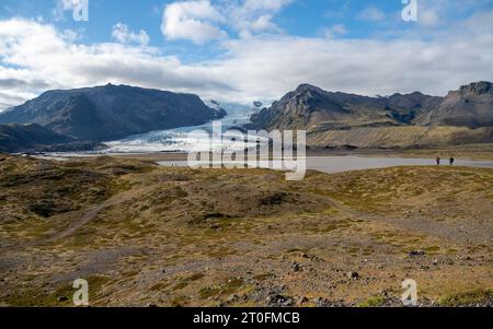 Ein Gletscher, der von Islands höchstem Berg, dem Vulkan Öræfajökull, mit der Lagune des Gletschers Fjallsárlón, fließt Stockfoto