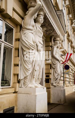 Neoklassizistisches Palais Pallavicini und Karyatiden Eingang in Wien, Österreich. Stockfoto