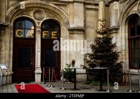 Café und Weihnachtsbaum in einer ruhigen Ecke der Wiener Staatsoper im Neorenaissance-Stil in Österreich. Stockfoto