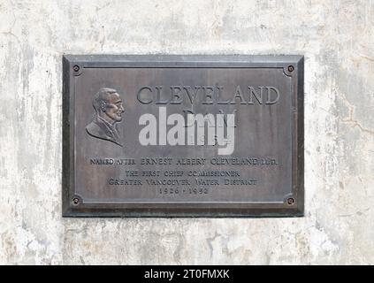 North Vancouver, BC, Kanada, 16. September 2023: Cleveland Dam Sign on Service Building. Der Staudamm am Capilano Lake oder Capilano Reservoir liefert Süßwasser Stockfoto