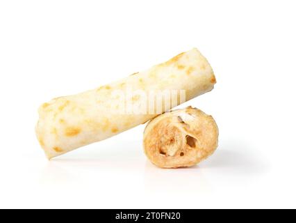 Isolierter Hund Kauknochen ohne Fell. Stapel gebackener und gerollter Kaustangen für Hunde und Welpen. Langlebige Rohleder-Alternative für die Zahngesundheit, h Stockfoto