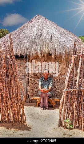 San oder Buschmänner, vor seinem Haus, sind sie die Mitglieder der indigenen Jäger-Sammler-Kulturen des südlichen Afrika und die ältesten Stockfoto