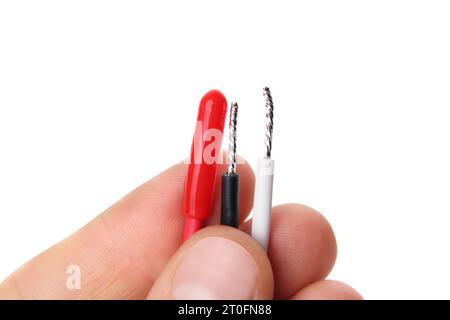 Elektrische Drähte in der Elektrikerhand. Rote, schwarze und neutrale Drähte zeigen heiße Drähte, sekundäre und neutrale Ladung an. Kabel für festverdrahtete Rauchmelder Stockfoto