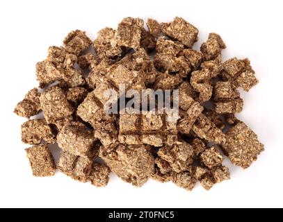 Draufsicht auf getrocknete Fischstücke für Hunde und Katzen. Snack, Leckerli oder Belohnung. Haufen trockener, flockiger Fischstücke. Gesunde Hunde Snack oder Gesundheit Ergänzung Stockfoto