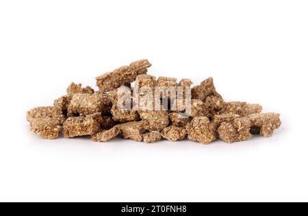 Stapel getrockneter Fischstücke für Hunde und Katzen als Snack, Leckerei oder Belohnung. Haufen getrockneter, flockiger Fischstücke zum Aufbrechen. Gesunde Hunde Snack oder Gesundheit Suppp Stockfoto