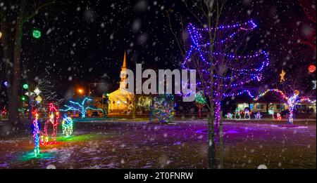 Weihnachtsausstellung auf dem Stadtplatz von Twinsburg, Ohio, mit einer historischen alten Kirche im Hintergrund Stockfoto