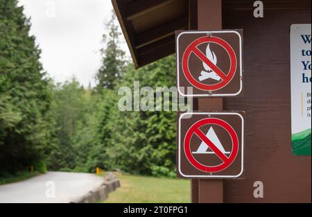 Kein Lagerfeuerschild und kein Campingschild im öffentlichen Park oder auf dem Parkplatz. Verbotene Schilder oder Plakate verhindern Waldbrände in den heißen Sommermonaten. Feuer Stockfoto