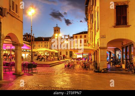 Piazza San Giacomo (auch bekannt als Piazza Giacomo Matteotti oder Mercato Nuovo - neuer Markt) in Udine, Italien bei Nacht. Stockfoto