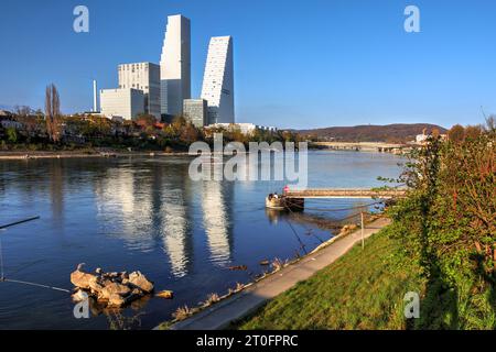 Skyline von Basel, Schweiz am Rhein, mit den Roche Towers und dem Biotech-Campus ab 2023. Der höhere Wolkenkratzer, fertiggestellt 2022 Stockfoto