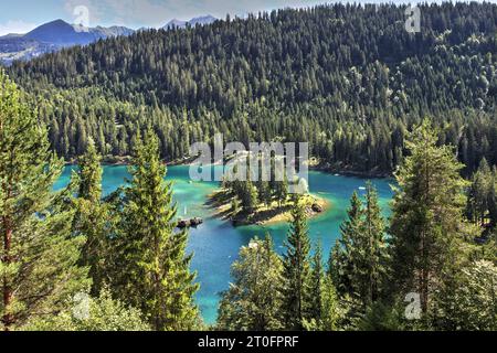 Caumasee (Caumasee oder lag la Cauma), ein wunderschöner Alpensee in der Nähe von Flims in Graubünden, versteckt zwischen Kiefernwäldern, die nur von unterirdischen S gespeist werden Stockfoto