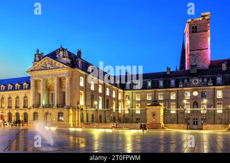 Palast der Herzöge und der Burgunder bei Nacht in Dijon, Frankreich, herrlich dominierender Place de la Liberation. Stockfoto