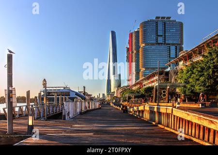 Abend entlang der King Street Wharf mit kürzlich fertiggestelltem Kronenkratzer Sydney (One Barangaroo) im Stadtteil Barangaroo in Sydney, Australien. Stockfoto