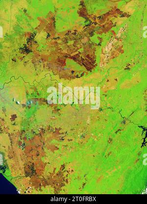 Indonesien. September 2023. Nach einigen Jahren vergleichsweise ruhiger Brandzeiten kam es 2023 in Indonesien zu intensiven, rauchigen Bränden. Die Flammen wurden durch trockene Bedingungen verschärft, die dieses Jahr durch die Rückkehr von El Nino verschlimmert wurden. Dieses Bild zeigt Brandnarben auf der Landschaft in der Nähe von Banjarbaru, der Hauptstadt von Süd-Kalimantan, am 27. September 2023. Die meisten Rot- und Dunkelbraun sind Narben von Bränden, die bis jetzt während der Brandsaison 2023 verbrannt sind. (Credit Image: © NASA Earth/ZUMA Press Wire) NUR REDAKTIONELLE VERWENDUNG! Nicht für kommerzielle ZWECKE! Stockfoto