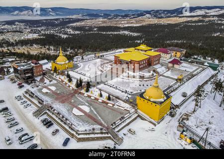 Das Luftbild des buddhistischen Tempels von Rinpoche Bagsha während des Winteruntergangs über der sibirischen Stadt Ulan-Ude, Burtyatiya, Russland. Stockfoto