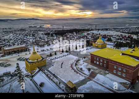 Das Luftbild des buddhistischen Tempels von Rinpoche Bagsha während des Winteruntergangs über der sibirischen Stadt Ulan-Ude, Burtyatiya, Russland. Stockfoto