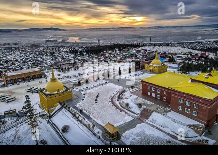 Das Luftbild des buddhistischen Tempels von Rinpoche Bagsha während des Winteruntergangs über der sibirischen Stadt Ulan-Ude, Burtyatiya, Russland. Stockfoto