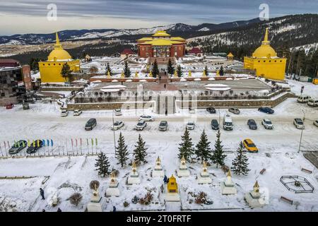 Das Luftbild des buddhistischen Tempels von Rinpoche Bagsha während des Winteruntergangs über der sibirischen Stadt Ulan-Ude, Burtyatiya, Russland. Stockfoto