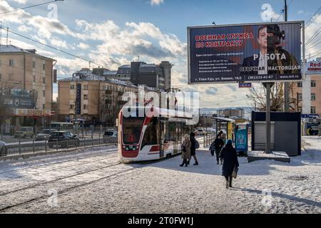 Die Werbung für den Militärdienst auf der Plakatwand auf den Straßen der russischen Stadt Ulan-Ude in Burjatiya während der Winte Stockfoto