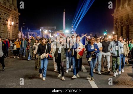 Paris, Frankreich. Oktober 2023. Gerard Cambon/Le Pictorium - Fanzone der Rugby-Weltmeisterschaft in paris Concorde Place - 07/10/2023 - France/Ile-de-France (Region)/Paris - Rugby-Fans in der Fanzone am Place de la Concorde für das Spiel der Frankreich-Italien-Weltmeisterschaft 2023 Credit: LE PICTORIUM/Alamy Live News Stockfoto