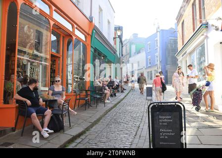 Das farbenfrohe Creative Quarter an der Old High Street in Folkestone, Kent, Großbritannien Stockfoto